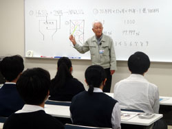 就職教室にて就職支援教員から指導を受ける生徒の様子