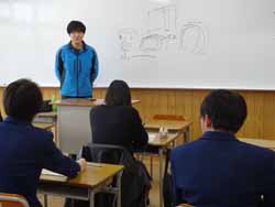 質問に答える卒業生