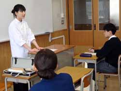 調理実習を説明する卒業生
