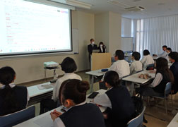 仕事のやりがいについて説明している様子