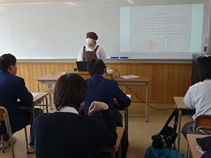 店の様子を説明している卒業生