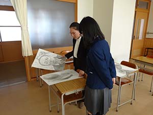 作品の説明をする卒業生