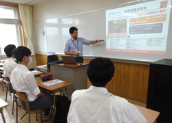 進路ガイダンスでスポーツ分野の模擬授業を受けている生徒の様子