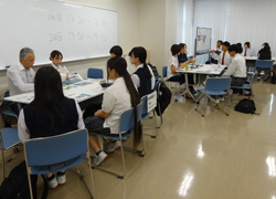 進路ガイダンスにて企業説明会に参加している生徒の様子
