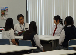 進路ガイダンスにて企業の説明を聞く生徒の様子