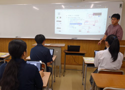 進路ガイダンスにてIT分野の模擬授業を受けている生徒の様子
